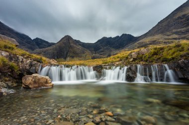 Cuillin Sıradağları üzerindeki karamsar bulutlar Peri havuzlarında şelale, Skye Adası, İskoçya, İngiltere.