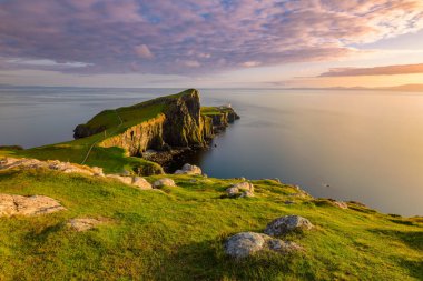 Bir yaz akşamı Skye Adası 'ndaki Neist Point Deniz Feneri.