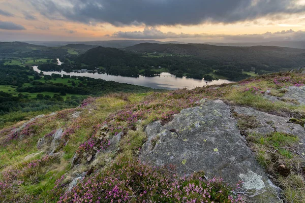 Moody Dramatický Západ Slunce Mraky Nad Lake Windermere Anglické Lake — Stock fotografie