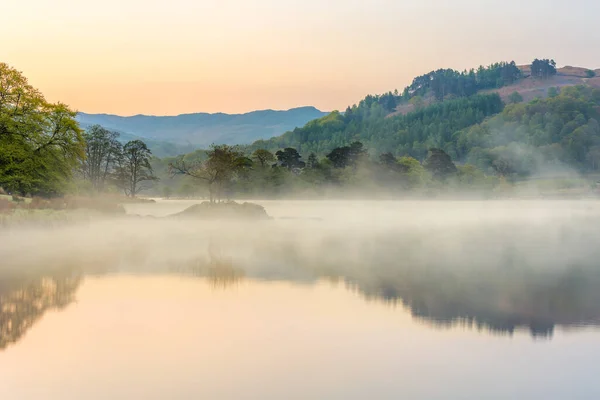 Misty Manhã Primavera Rydal Water Distrito Lago Inglês Com Reflexos — Fotografia de Stock