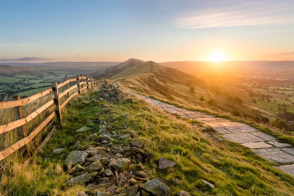 Stenen Voetpad Houten Hek Leidt Een Lange Great Ridge Het — Stockfoto