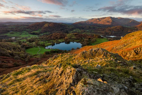 Loughrigg Tarn Úsvitu Podzimního Jitra Časným Světlem Dopadajícím Úbočí Hor — Stock fotografie