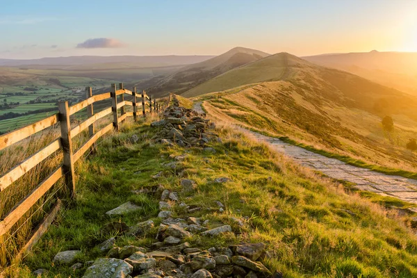 Mountain Path Bathed Golden Sunlight Peak District Verenigd Koninkrijk — Stockfoto