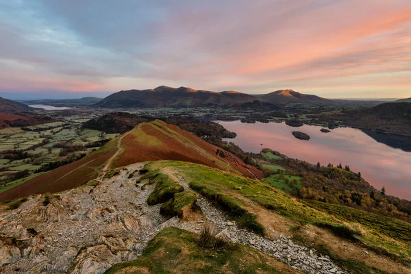 Mooie Subtiele Zonsopgang Kleuren Een Rustige Herfstochtend Top Van Catbells — Stockfoto