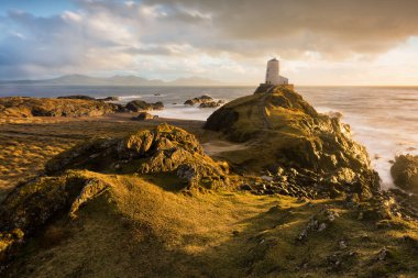 Llanddwyn Adası Deniz feneri Güzel bir akşam ışığı Yağmurdan sonra.