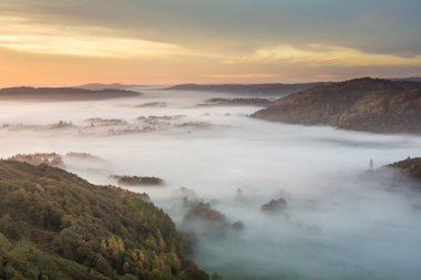 Cumbrian Vadisi 'nin hava manzarası sabah sisiyle kaplıydı. Güzel, canlı, turuncu bir gökyüzü sonbahar sabahının erken saatlerinde çekildi..