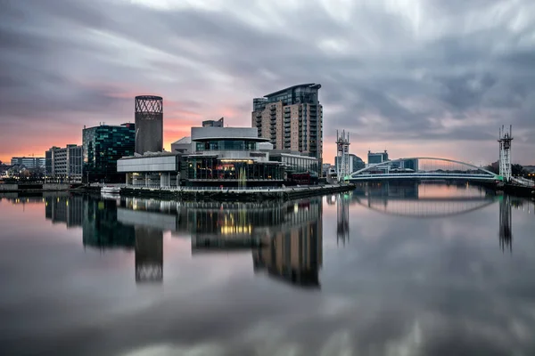 美しい日の出と明確な反射と穏やかな朝のSalford Quaysでの長い露出 — ストック写真