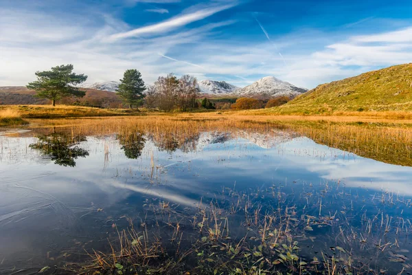 Hermosas Reflexiones Kelly Hall Tarn Distrito Los Lagos Inglés Una —  Fotos de Stock