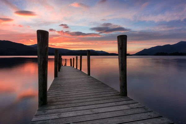 Schöner Lebendiger Rosa Und Orangefarbener Sonnenuntergang Über Ashness Jetty Lake — Stockfoto