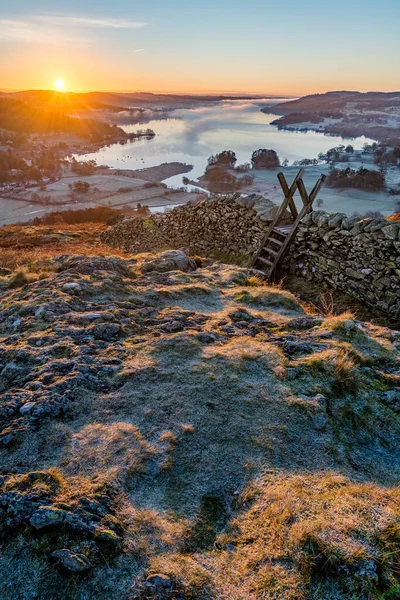 Houten Kasteel Met Uitzicht Windermere Het Lake District Een Ijzige — Stockfoto