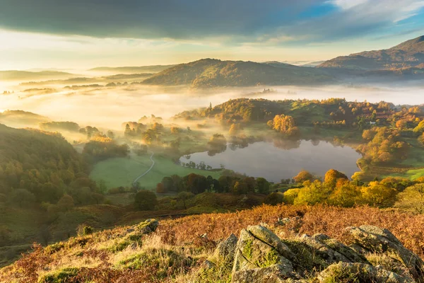 Podzimní Mlha Lingering Loughrigg Tarn Czech Lake District — Stock fotografie