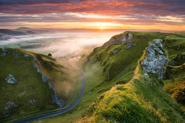 Lange Kronkelende Landelijke Weg Die Leidt Naar Mistige Vallei Het — Stockfoto