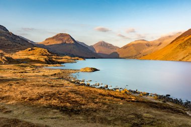 Lake District 'teki Wast Water' da dağ zirveleri olan altın akşam ışığı..