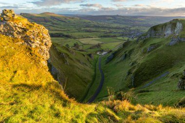 Güneşli bir Aralık sabahı Peak District Ulusal Parkı 'nda Winnats Geçidi.