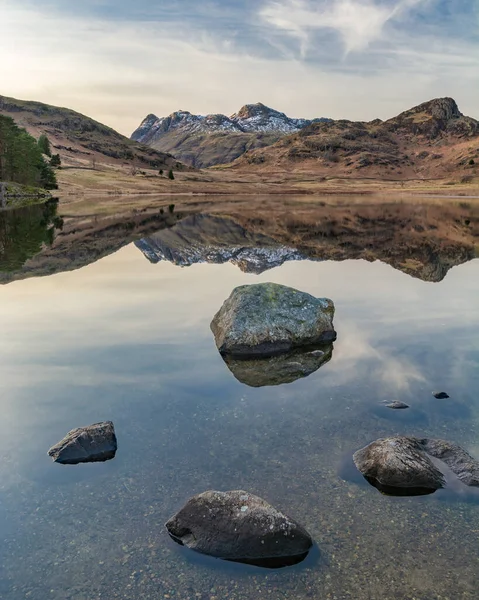 Glassy Reflecties Van Besneeuwde Bergen Het Meer Met Interessante Rotsen — Stockfoto