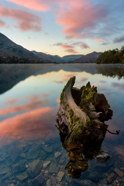 Mooie Roze Zonsopgang Met Kalme Reflecties Bij Ullswater Het Lake — Stockfoto