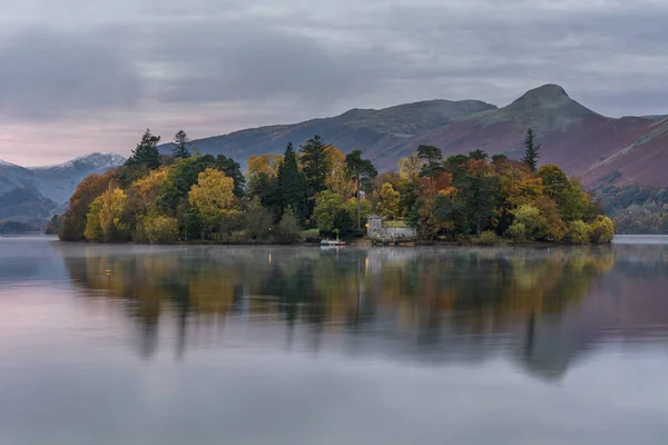 Herfstbomen Een Bewolkte Ochtend Bij Derwentwater Het Lake District — Stockfoto