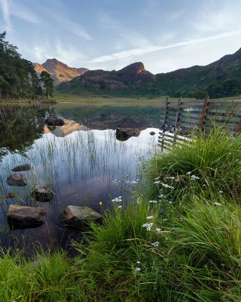 Belas Reflexões Blea Tarn Lake District Uma Calma Manhã Verão — Fotografia de Stock