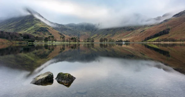 Cumbrian Bergen Reflecteren Lake Buttermere Met Lage Humeurige Wolken Heldere — Stockfoto