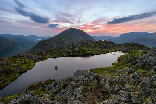 Mooie Zonsondergang Lake District Mountains Met Hooibergen Tarn — Stockfoto