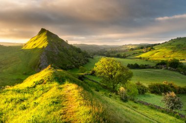 İngiltere 'nin en yüksek bölgesindeki Chrome Hill' de Parlak Yaz Sabahı Sabah Güneşiyle Renkli Yeşil Tarlalar.