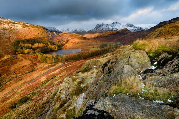 Ultra Široký Pohled Dramatickou Krajinu Blea Tarn Sněhem Langdale Pikes — Stock fotografie