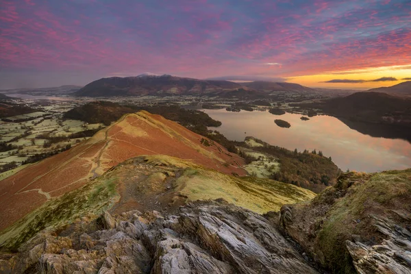 Vibrant Mountain Sunrise Převzaty High Catbells Summit Při Pohledu Klidné — Stock fotografie