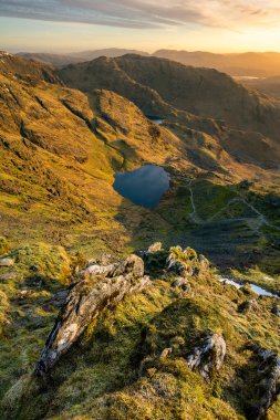 Göl Bölgesi 'ndeki Coniston' un Yaşlı Adamı 'nın zirvesinden düşük su manzarası.