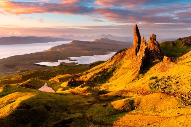 İskoçya 'da renkli gündoğumu en ikonik bakış açısı; Skye Adası' ndaki Storr 'un Yaşlı Adamı.