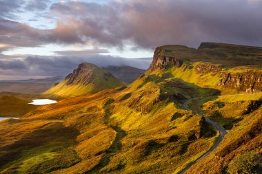 Ünlü İskoç manzarasının manzarası Quiraing 'in dağlarda güzel bir sabah güneşi ışığı. Skye Adası, İskoçya, İngiltere.