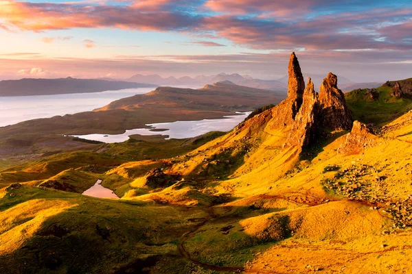 スコットランドで最も象徴的な視点でカラフルな日の出 スカイ島のストーラーの老人 — ストック写真