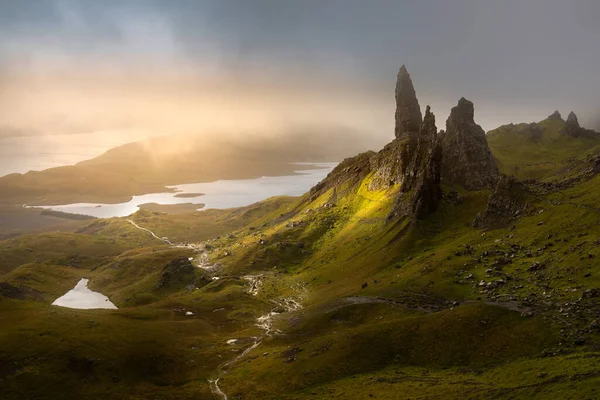 Dark Moody Low Clouds Iconic Old Man Storr Isle Skye — Stock fotografie