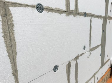 Beyaz duvar polistiren köpükle yalıtılmış..