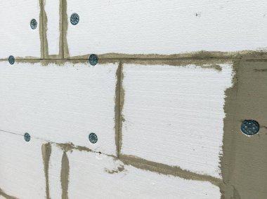 Beyaz duvar polistiren köpükle yalıtılmış..