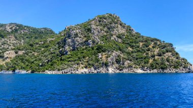 Bir su kütlesinin ortasında küçük bir ada..