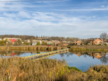 Küçük bir kasabanın ortasında küçük bir gölün üzerinde küçük bir köprü..