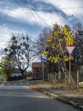 Yol kenarında bir tabela, çitin yanında..