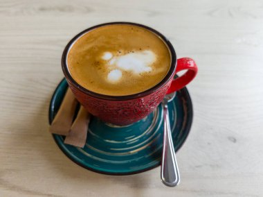 Bir fincan kahve ve bir kaşık..