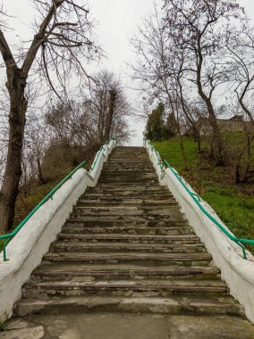 Bir tepenin zirvesine çıkan merdivenler..