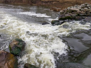 Kayaların ve suyun aktığı bir nehir..