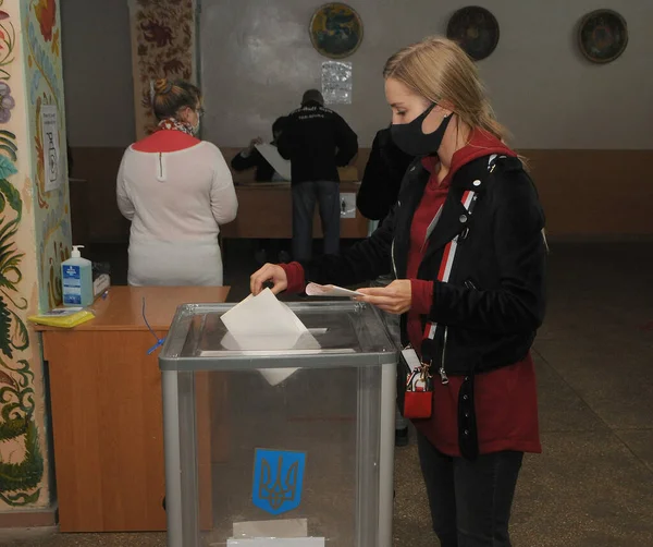 Wyborca Wrzuca Karty Urny Wyborczej Podczas Następnych Wyborów Lokalnych Jednej — Zdjęcie stockowe