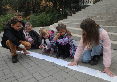 2 Ekim 2020 'de Kiev' de bir hükümdarın not defterlerine yazılmış Ukrayna 'daki öğretmenlere en uzun tebrikleri sunan bir rekor kıran okul çocukları..