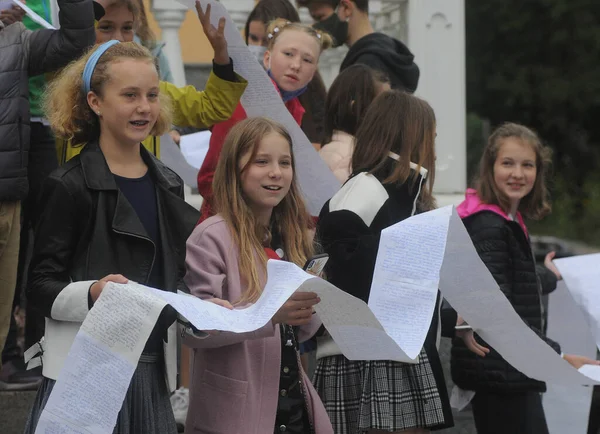 ウクライナの教師に最も長いお祝いのレコードの設立中に子供たち これは 定規でノートブックのシートに書かれています キエフ 2020年10月2日 — ストック写真