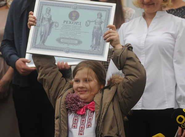 Školačka Držitelem Diplomu Potvrzením Rekordu Nejdelších Gratulací Učitelům Ukrajině Který — Stock fotografie