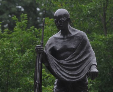 2 Ekim 2020 'de Kiev' deki Fomin Botanik Bahçesi 'nde Hintli politikacı ve filozof Mahatma Gandhi anıtının açılışı.
