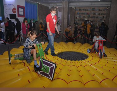 Çocuklar 3 Ekim 2020 'de Kiev' deki Bilim Müzesi 'nde kare tekerli bisiklete biniyorlar.