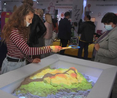 3 Ekim 2020 'de Kiev' deki Bilim Müzesi ziyaretçileri