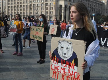 Dünya Hayvan Günü münasebetiyle 4 Ekim 2020 'de Kiev' de düzenlenen mitingde hayvan hakları pankartları tutan aktivist.