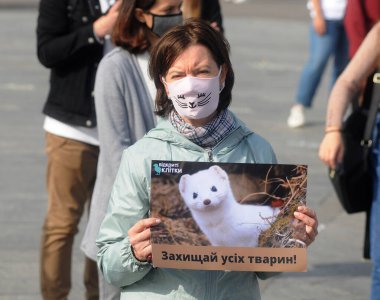 Dünya Hayvan Günü münasebetiyle 4 Ekim 2020 'de Kiev' de düzenlenen mitingde hayvan hakları pankartları tutan aktivist.