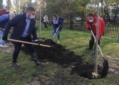 Eylemciler 8 Ekim 2020 Kiev 'de Bazhana Caddesi' nin peyzajı sırasında akçaağaç dikerler..